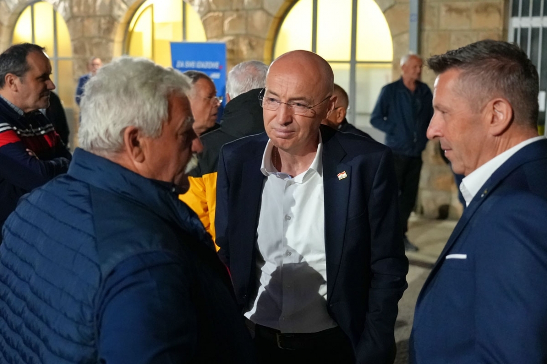 Ministar Bačić, ministrica Vučković, general Krstičević, gradonačelnici Franković i Milan na predizbornom skupu u Čilipima